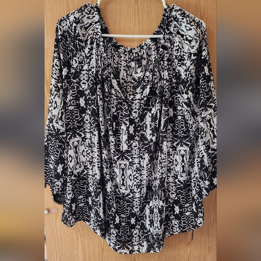 Black and White Patterned Women's Top